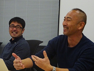ゲストとして参加し、受講者にアドバイスを送る近藤大輔氏（左）と安達亮氏（右）