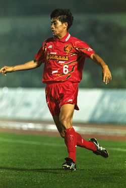 前年まで１ゴールのみの中西哲生が、1995年は６ゴールを決めた photo by AFLO