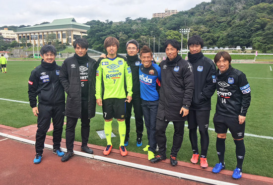 移籍後、初めて出場した練習試合。古巣・ガンバ大阪と対戦し、１ゴールを決めた播戸（右から４番目）