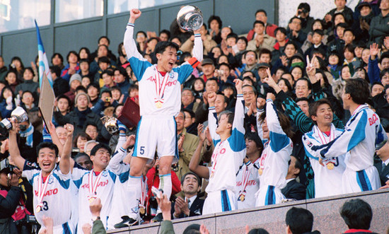 合併騒動の中、天皇杯優勝を飾った横浜フリューゲルス。photo by Kyodo News