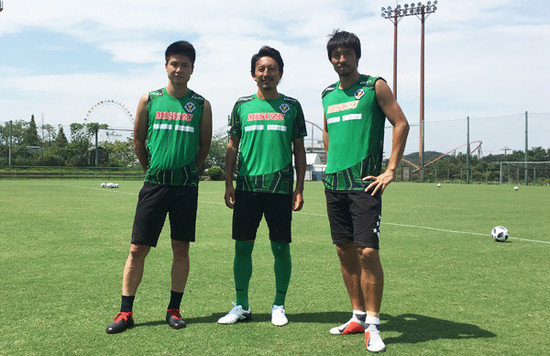 昨季、東京ヴェルディに移籍した橋本英郎（中央）。左はガンバアカデミーの後輩となる内田達也、右は永田充