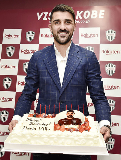 ヴィッセル神戸入団を発表、チームから誕生日のケーキをプレゼントされたダビド・ビジャ