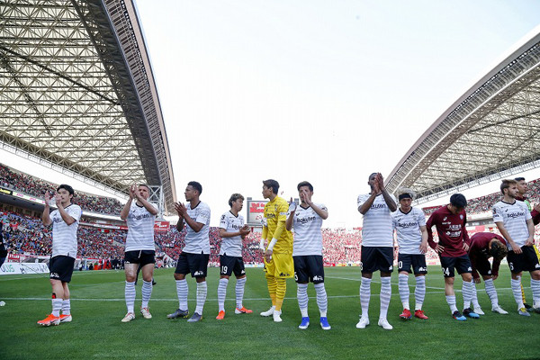 監督交代後、初めての試合だった浦和レッズ戦に敗れた神戸の選手たち