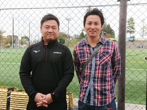 現在は野洲高のコーチを務める、全国優勝時のキャプテン金本竜市（写真左）と青木孝太（同右）　photo by Sportiva