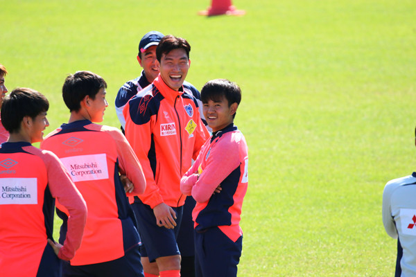 チームに復帰した久保建英（中央）ら、キャンプで笑顔を見せるFC東京の選手たち