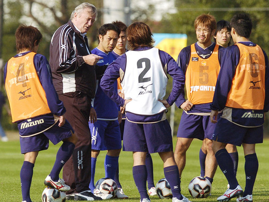 オシムの指導のもと、阿部も、チームも変わっていった。photo by Kyodo News