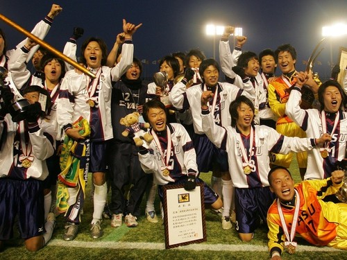 14年前、魅力的なサッカーで日本一になった野洲高校。前列中央が楠神順平