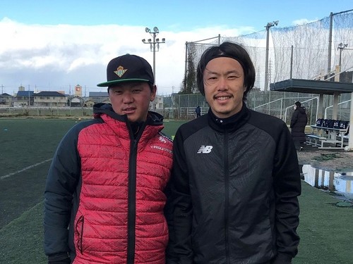 野洲高校の練習に参加した楠神（写真右）と現在チームのコーチを務める瀧川陽（同左）　photo by Suzuki Tomoyuki