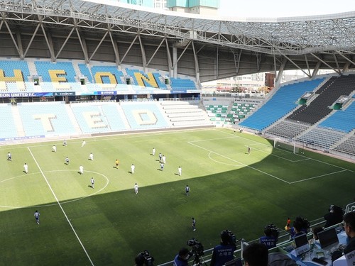 新型コロナウイルス感染の収束が進んだ韓国で行なわれた、サッカーの無観客試合の様子