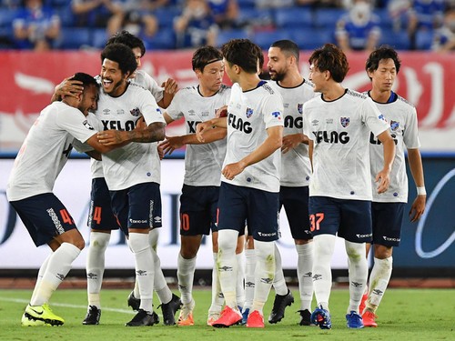 昨季の王者、横浜Ｆ・マリノスを破って喜ぶFC東京のイレブン