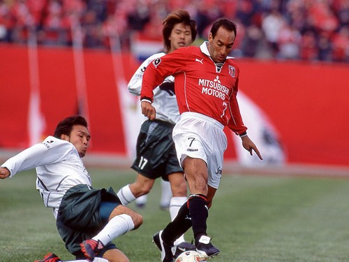 2003年、浦和レッズに移籍したエジムンド。だがＪリーグカップ予選２試合に出場しただけで帰国した。photo by Yamazoe Toshio