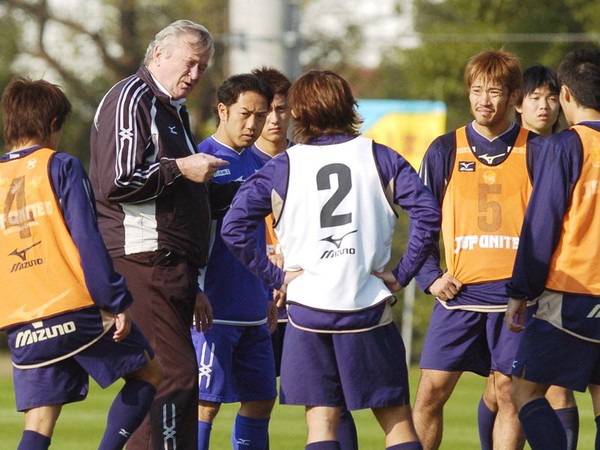 ナビスコカップ決勝前に、選手に指示を出すジェフ監督時代のオシム氏 photo by Kyodo News
