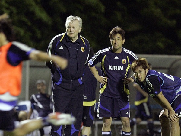 2006年７月に発足したオシムジャパンでもコーチを務めた小倉（右から２番目） photo by AP/AFLO