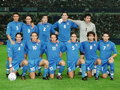 2001年時のイタリア代表メンバー。濃い顔が揃っている　photo by Getty Images