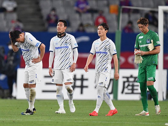FC東京に敗れて、がっくりと肩を落とすガンバ大阪の選手たち