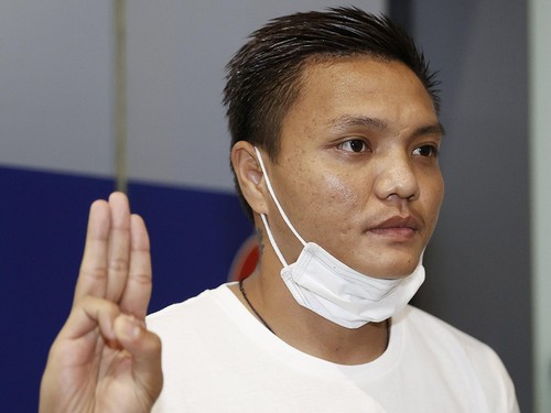 帰国を拒否し、日本に残る道を選んだサッカーのミャンマー代表、ピエリアンアウン。報道陣に向けて３本指を掲げる。