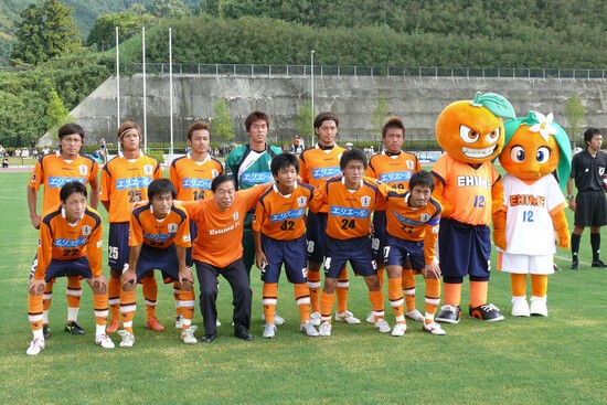 2007年、愛媛FCに期限付き移籍していた森脇（後列左） photo by Terashita Tomonori