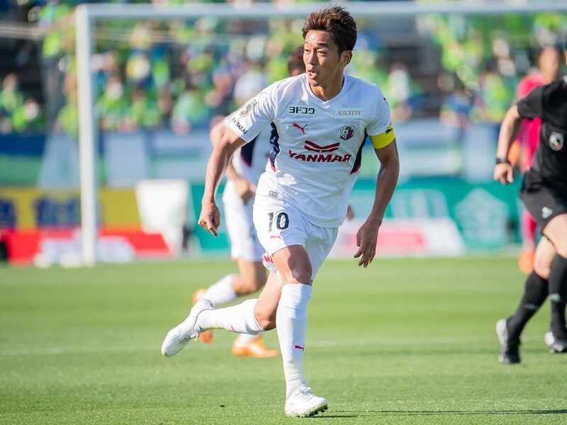 内田篤人からの電話に絶句した清武弘嗣 日本復帰の可能性は前にもあった Jリーグ他 集英社のスポーツ総合雑誌 スポルティーバ 公式サイト Web Sportiva