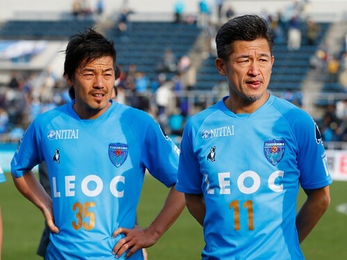 松井大輔（左）がプロサッカー選手のすべてを学んだというカズ（右）