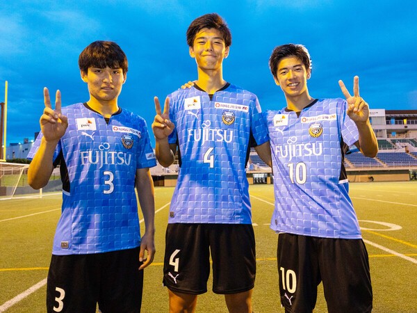 左から、松長根悠仁選手、高井幸大選手、大関友翔選手