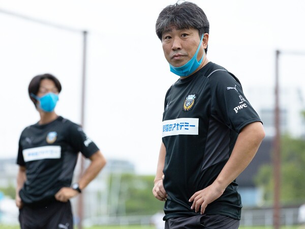川崎フロンターレＵ－18の長橋康弘監督