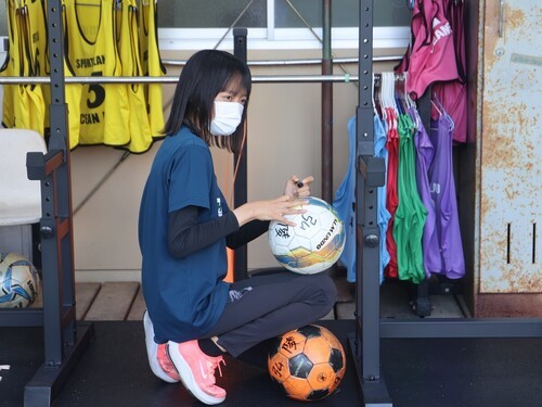 「最初は何をしていいかわからなかった」という、神戸弘陵サッカー部女子マネージャーの平井さん