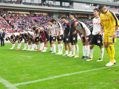 京都サンガと引き分けてJ1昇格を逃し、サポーターに挨拶をするロアッソ熊本の選手たち