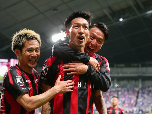 J1第４節の横浜Ｆ・マリノス戦で移籍後初ゴールを決めた小林祐希（中央）