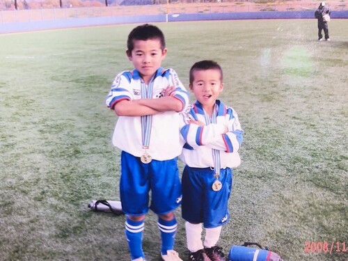 小さい頃からサッカーに夢中だった佐野海舟・航大兄弟（写真は父・龍一さん提供）