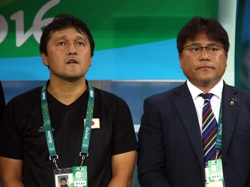 2016年のリオ五輪にはコーチとして日本代表に帯同した秋葉忠弘（左）。写真右は手倉森誠監督
