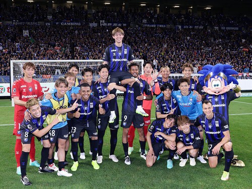 日本でのラストマッチのあと、チームメイトに担がれて記念撮影に収まる山本理仁（写真中央）
