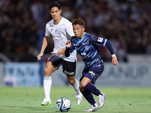 横浜FCは山下諒也（右）のゴールなどで首位・神戸を撃破。J1残留争いが面白い