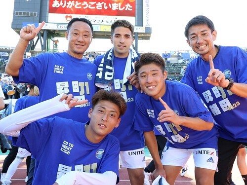 FC町田ゼルビアが黒田剛監督（左上）の下、J1昇格を決めた photo by Getty Images