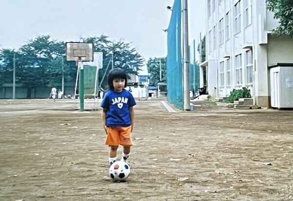 幼少期の眞嶋さん。３歳からサッカーが大好きだった 写真／本人提供