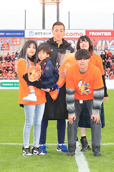 今季最終戦後、家族とともに写真に収まる南雄太　photo by J.LEAGUE/J.LEAGUE via Getty Images