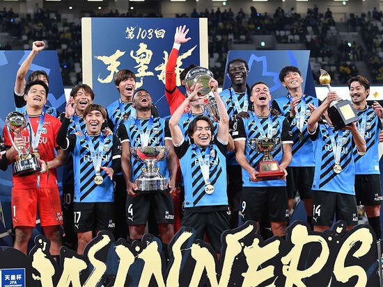 ３大会ぶり２度目の天皇杯優勝を飾った川崎フロンターレ。photo by Kishiku Torao