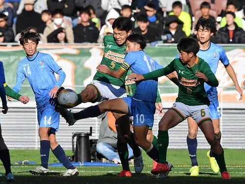 球際で強さを発揮する青森山田の選手たち photo by Kishiku Torao