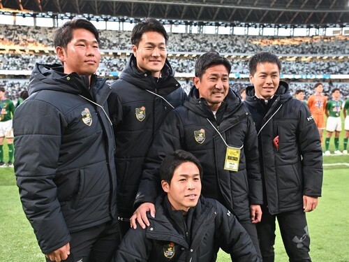 正木昌宣監督（右から２番目）を囲む高校サッカー選手権優勝時のコーチングスタッフたち。左から２番目が若松佑弥トレーナー photo by Kishiku Torao