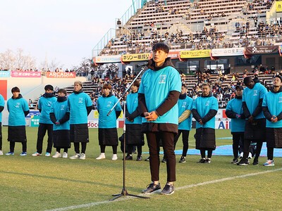 昨季終了後、サポーターに挨拶をするサガン鳥栖の川井健太監督と選手たちphoto by J.LEAGUE/J.LEAGUE via Getty Images