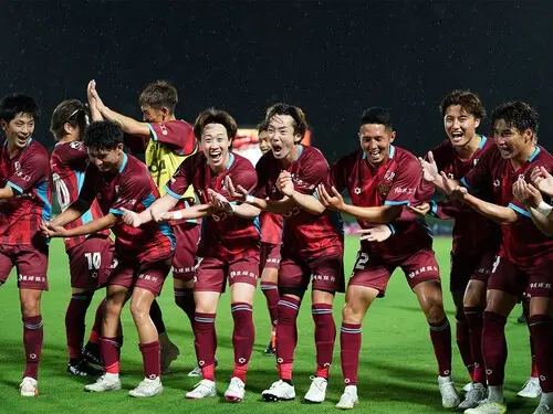 チームにはすぐに溶け込んだ藤春廣輝（写真右から４番目）。photo by J.LEAGUE/J.LEAGUE via Getty Images