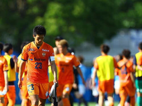 横浜FCに敗れて下を向く清水エスパルスの北川航也 photo by Matsuoka Kenzaburo