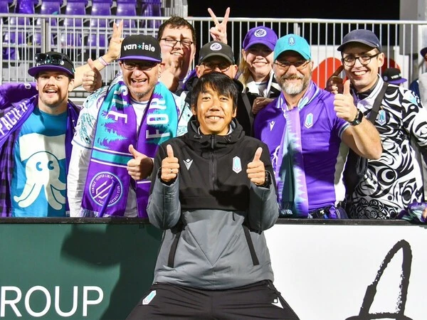 パシフィックFCのファンと積極的に交流した中村憲剛氏　photo by Pacific FC