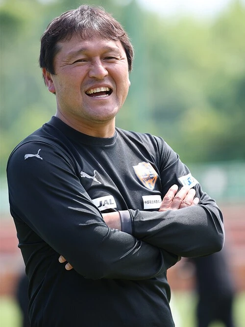 インタビューを受ける清水エスパルス秋葉忠宏監督　photo by Fujita Masato