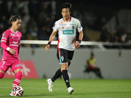 今季から、いわてグルージャ盛岡でプレーしている都倉賢。photo by J.LEAGUE/J.LEAGUE via Getty Images