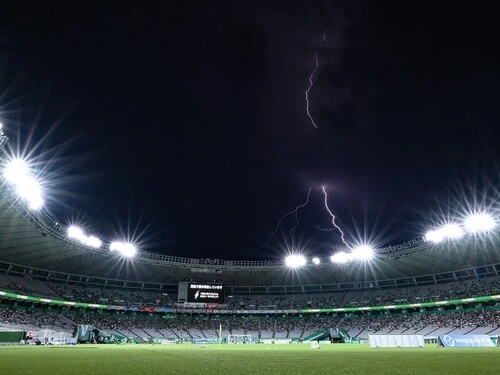 J1第25節、東京ヴェルディ対サンフレッチェ広島は、雷雨により約１時間半中断した　photo by Getty Images
