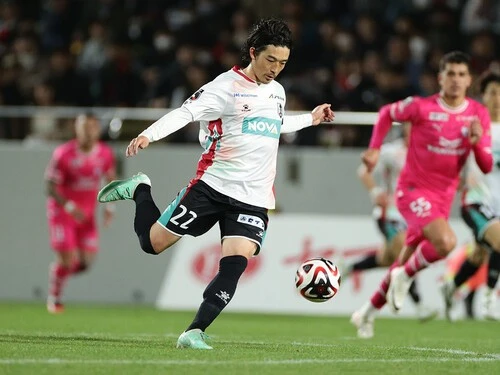 J3のいわてグルージャ盛岡でプレーする西大伍　photo by J.LEAGUE/J.LEAGUE via Getty Images