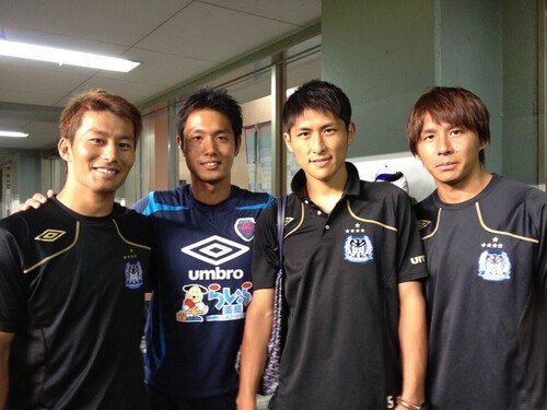 ガンバ大阪のアカデミーで一緒に汗を流した面々。写真は2012年当時。左から家長昭博、金正訓（当時サガン鳥栖通訳、現在はSOLTILO CHIBA U18監督）、丹羽大輝、横谷繁（現ガンバユースコーチ）　写真提供：丹羽大輝