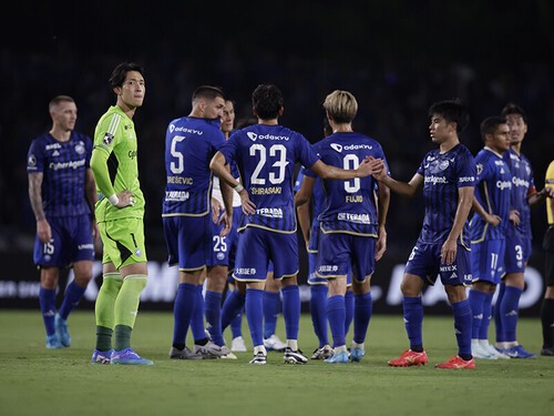 前節は北海道コンサドーレ札幌に引き分けた町田ゼルビアの選手たち photo by Fujita Masato