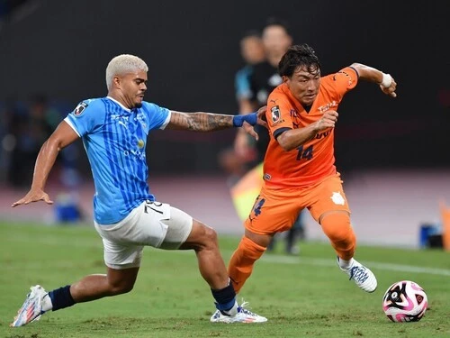 国立競技場で行なわれた清水エスパルス対横浜FC。J2の首位攻防戦は白熱したゲームとなった　photo by Kishiku Torao