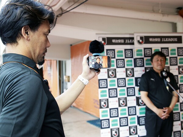 監督会見の様子を動画で撮るのも広報の仕事　photo by Fujita Masato